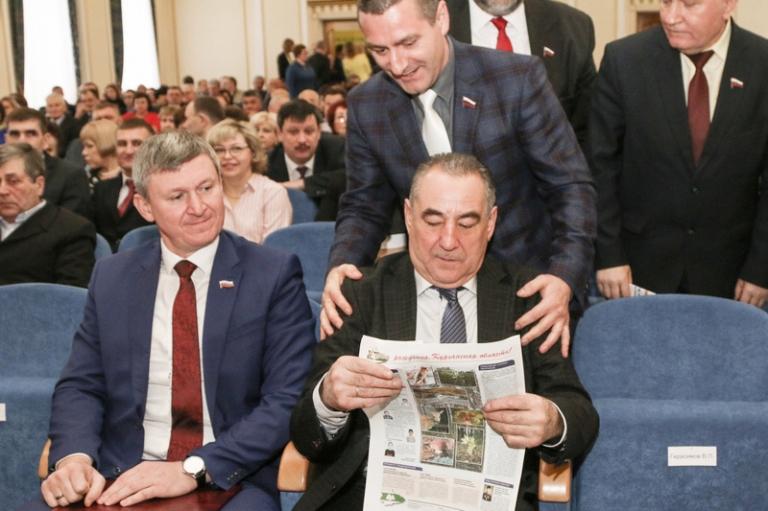 На фото: депутат Государственной Думы РФ Александр Ильтяков (стоит) приветствует экс-губернатора Курганской области, советника Председателя Правления ОАО «Россельхозбанк» Олега Богомолова (справа).Слева Председатель Курганской областной Думы Дмитрий Фролов во время приема в честь 74 годовщины образования Курганской области, 2017 год.