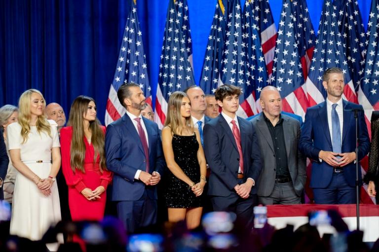 На фото (слева направо): Сьюзи Уайлз, Тиффани Трамп, Тони Фабрицио, Кимберли Гилфойл, Дональд Трамп-младший, Уолт Наута (скрыты два человека), Кай Мэдисон Трамп, Дэн Скавино, Кори Левандовски, Дональд Трамп III, Дэна Уайт, Крис ЛаСивита и Эрик Трамп слушают выступление кандидата в президенты от Республиканской партии бывшего президента Дональда Трампа на вечеринке по случаю ночного дежурства в среду, 6 ноября 2024 года, в Уэст-Палм-Бич, штат Флорида, США, 2024 год.