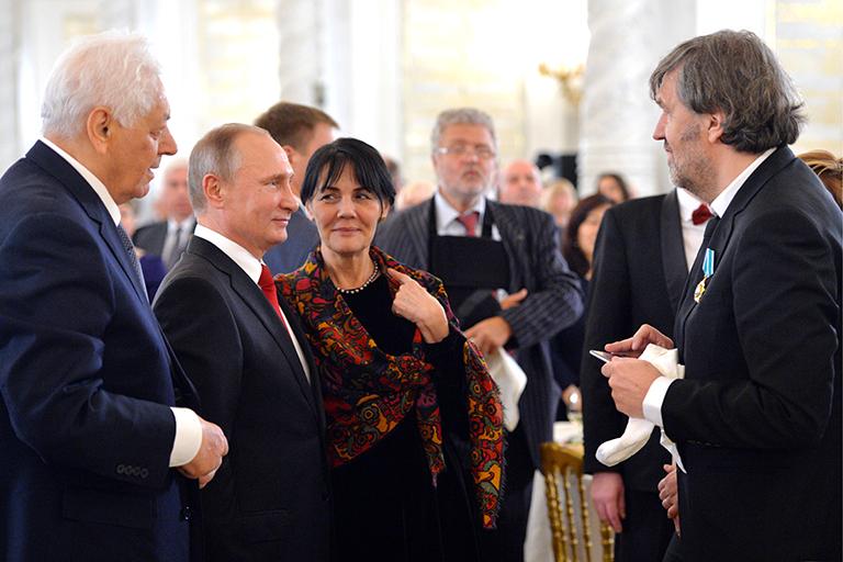 Лауреат премии президента РФ за вклад в укрепление единства российской нации, почетный председатель Государственного Совета Республики Дагестана Магомедали Магомедов, президент РФ Владимир Путин (слева направо) и сербский режиссер, директор ООО "Раста Интернешнл" Эмир Кустурица (справа), награжденный орденом Дружбы, с супругой Майей после церемонии вручения государственных наград и премии президента РФ иностранным гражданам за особые заслуги в укреплении мира, дружбы, сотрудничества и взаимопонимания между народами во время торжественного приема в Кремле в День народного единства, 2016 год