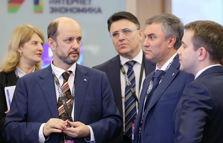 На фото: Герман Клименко, руководитель Роскомнадзора Александр Жаров, первый заместитель руководителя администрации президента РФ Вячеслав Володин и министр связи и массовых коммуникаций РФ Николай Никифоров (слева направо) на первом российском форуме "Интернет экономика", 2015