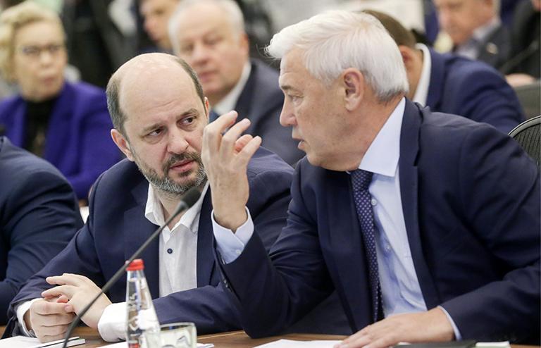На фото: председатель Совета ИРИ, советник президента РФ Герман Клименко и председатель комитета Госдумы РФ по финансовому рынку Анатолий Аксаков (слева направо) во время расширенного заседания Совета по законодательному обеспечению цифровой экономики при спикере Госдумы РФ, 2017