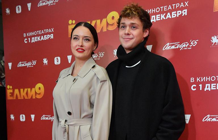 На фото: актеры Наталья Гнеушева и Влад Прохоров на премьере фильма "Елки-9" 
