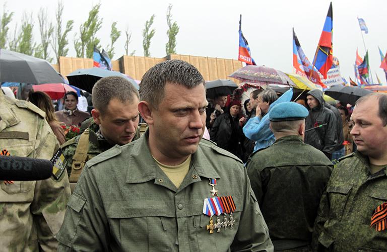 Глава Донецкой Народной Республики Александр Захарченко (в центре) во время общения с прессой. Два взрывных устройства сработали перед кортежем А.Захарченко на трассе, ведущей к мемориальному комплексу "Саур-могила", где были запланированы праздничные мероприятия в честь 72-й годовщины победы в Великой Отечественной войне, 2017 год