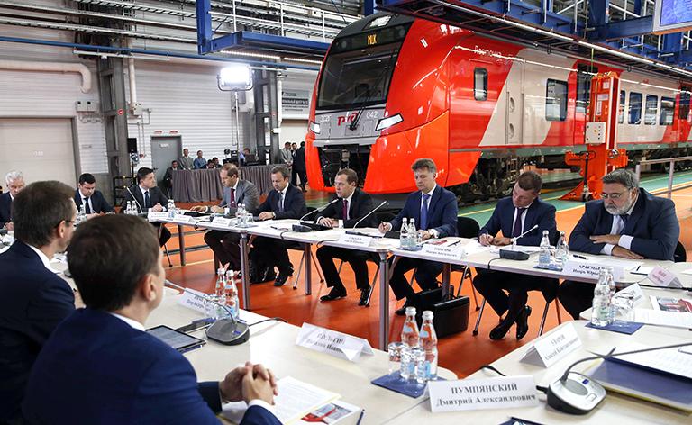 Министр промышленности и торговли РФ Денис Мантуров, вице-премьер РФ Аркадий Дворкович, премьер-министр РФ Дмитрий Медведев, министр транспорта РФ Максим Соколов, министр труда и социальной защиты РФ Максим Топилин и руководитель Федеральной антимонопольной службы (ФАС) Игорь Артемьев (слева направо на втором плане) во время совещания по вопросам развития пассажирских перевозок железнодорожным транспортом, которое прошло на площадке моторвагонного депо "Подмосковная", 2016 год