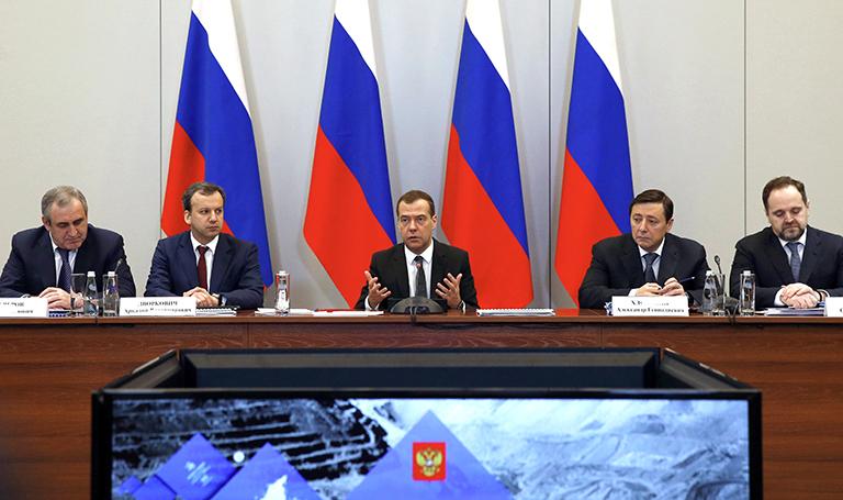 Секретарь генерального совета партии "Единая Россия", вице-спикер Госдумы РФ Сергей Неверов, вице-премьер РФ Аркадий Дворкович, премьер-министр РФ Дмитрий Медведев, вице-премьер РФ Александр Хлопонин и министр природных ресурсов и экологии РФ Сергей Донской (слева направо) во время совещания, посвященного проблемам угольной отрасли, в ходе рабочей поездки в Кемеровскую область, 2016 год