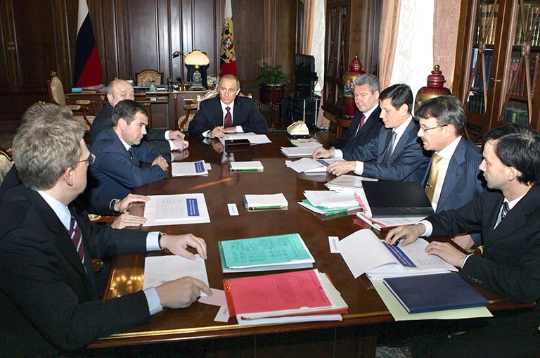 Министр финансов Алексей Кудрин, первый вице-премьер Дмитрий Медведев, председатель правительства Михаил Фрадков, президент России Владимир Путин, глава администрации президента Сергей Собянин, заместитель председателя правительства Александр Жуков, глава Минэкономразвития Герман Греф и начальник Экспертного управления Президента Аркадий Дворкович (слева направо) во время совещания по экономическим вопросам в Кремле, 2006 год