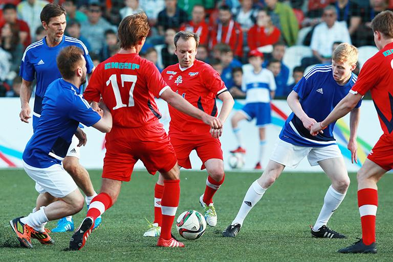 Заместитель генерального секретаря Международной федерации футбола (ФИФА) Звонимир Бобан (слева на втором плане) и вице-премьер РФ Аркадий Дворкович (в центре на втором плане) на футбольном матче между командами "СтарКо" и сборной волонтеров и оргкомитета "Россия-2018", 2016 год