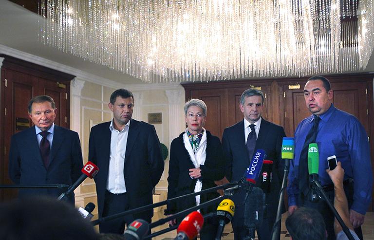 Экс-президент Украины Леонид Кучма, премьер-министр ДНР Александр Захарченко, представитель действующего председателя ОБСЕ по вопросам урегулирования ситуации в Украине Адельхейд Тальявини, посол России на Украине Михаил Зурабов и премьер-министр ЛНР Игорь Плотницкий (слева направо) после заседания трехсторонней контактной группы (Украина-ОБСЕ-Россия) по урегулированию ситуации на востоке Украины у "Президент-отеля", 2014 год