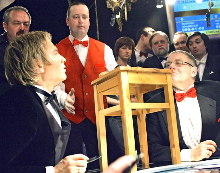 Члены команды знатоков певец Николай Басков (слева) и композитор Александр Журбин (справа) во время весенней сессии передачи Первого канала "Что? Где? Когда?". В этом году телеигра отмечает свой 30-летний юбилей, 2005 год