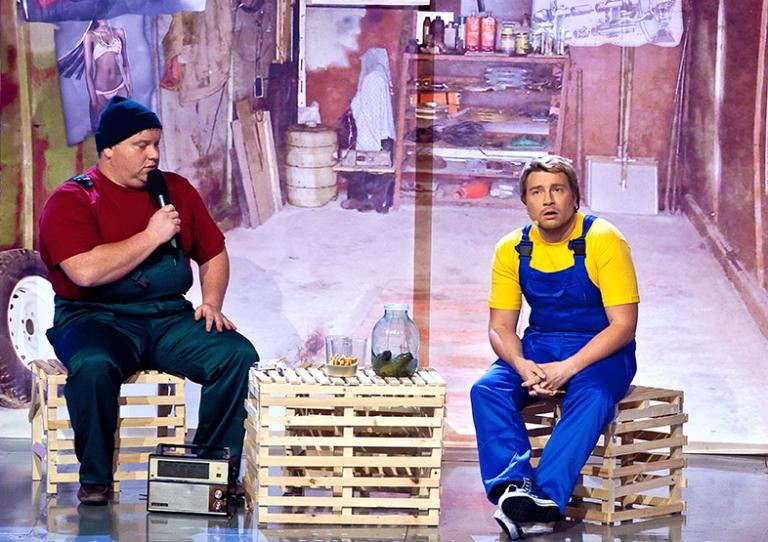 Капитан команды КВН "СОК" Дмитрий Колчин и певец Николай Басков (слева направо) во время Первого полуфинала Высшей лиги КВН