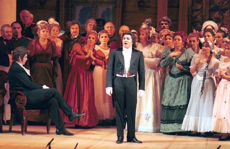 В Большом театре России состоялась премьера оперы Чайковского "Евгений Онегин". В спектакле, постановку которого осуществил режиссер Борис Покровский совместно с дирижером Марком Эрмлером, заняты ведущие солисты труппы и творческая молодежь. По словам 88-летнего режиссера, "Евгений Онегин" есть символ великой русской духовной культуры. На снимке: сцена из спектакля. Ленский - Николай Басков, 2000 год