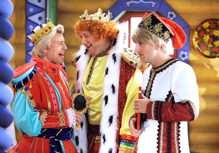 Певец Николай Басков (Иванушка), актер Юрий Гальцев (Царь) и телеведущий Оскар Кучера (Писарь) (слева направо) во время съемок новогоднего мюзикла режиссера Александра Игудина по мотивам сказки "Морозко", 2010 год