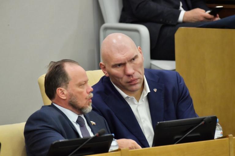 На фото: первый заместитель председателя Комитета Государственной Думы по культуре Александр Шолохов и первый заместитель председателя Комитета Государственной Думы по туризму и развитию туристской инфраструктуры Николай Валуев во время пленарного заседания Государственной Думы Российской Федерации, 2024 год.