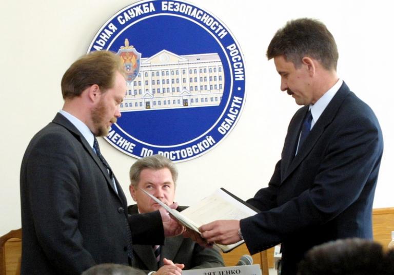 Уникальные документы - письма выдающегося писателя 20 века, лауреата Нобелевской премии Михаила Шолохова переданы сотрудниками ФСБ внуку Шолохова - Александру, директору музея-заповедника писателя в донской станице Вешенской, Ростов-на-Дону, 2002 год. Более полувека эти документы хранились в архивах КГБ и ФСБ. Обнародованные письма - история борьбы Шолохова за доброе имя своих коллег - дипломата Георгия Астахова и драматурга Сергея Ермолинского. На фото: начальник управления регистрации и архивных фондов ФСБ РФ Василий Христофоров (справа) вручает Александру Шолохову рассекреченные документы.