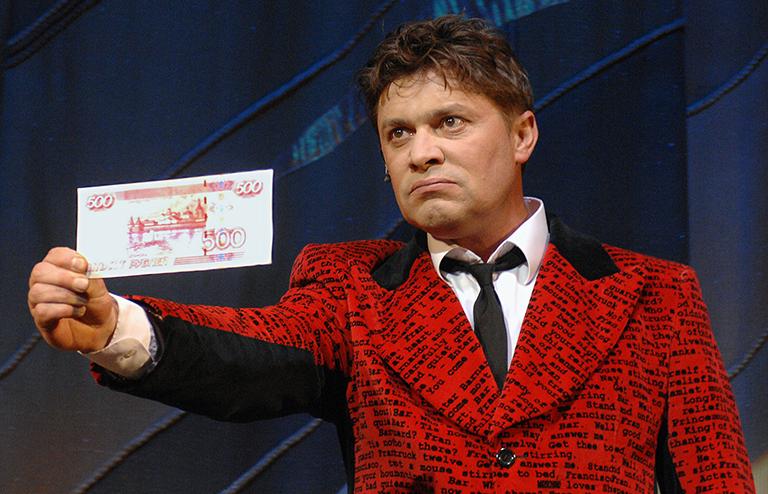 На фото: актер Сергей Белоголовцев (Демиург) в сцене из спектакля в постановке Терезы Дуровой "До свадьбы - заживет!" в Театральном центре на Серпуховке, 2009