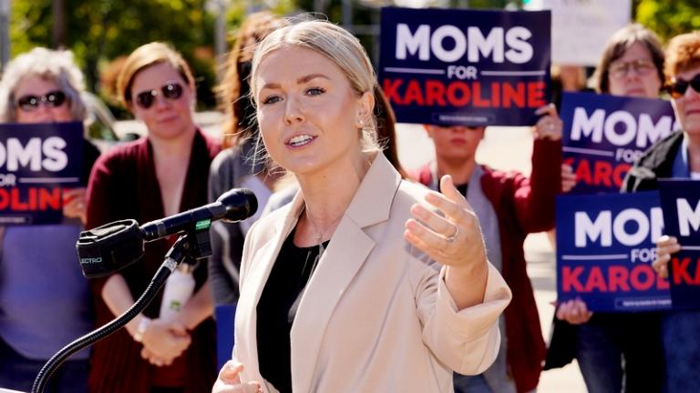 На фото: кандидат от Республиканской партии в 1-м избирательном округе Нью-Гэмпшира Кэролайн Ливитт на предвыборном мероприятии 29 сентября 2022 года в Манчестере.
