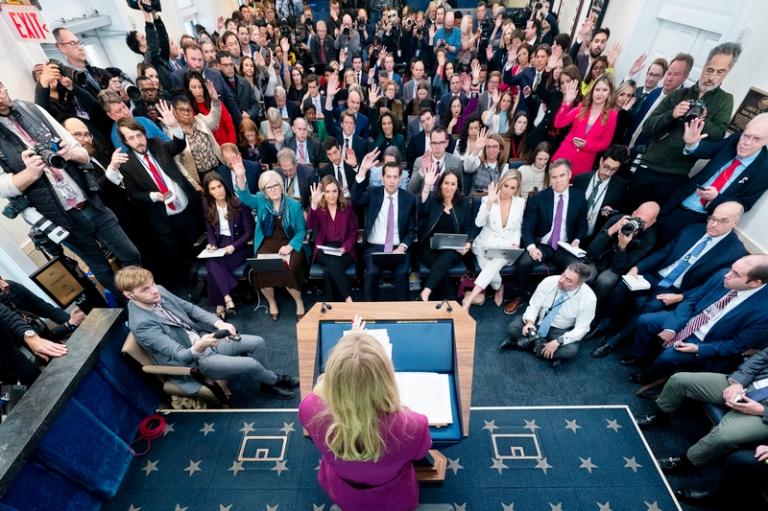 На фото: пресс-секретарь Белого дома Каролин Ливитт беседует с журналистами в пресс-зале имени Джеймса Брэди в Белом доме, Вашингтон, 2025 год.