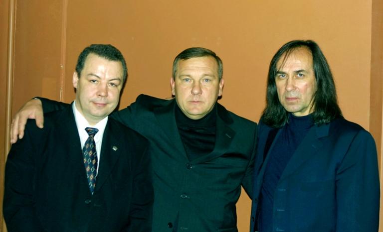 На фото (слева направо): двукратный чемпион СССР по каратэ Камиль Мусин, губернатор Ульяновской области Владимир Шаманов и актер, каскадер, президент Национальной федерации каратэ Александр Иншаков на международном турнире по дзюдо "Гран-при" Александр Иншаков, 2001 год.