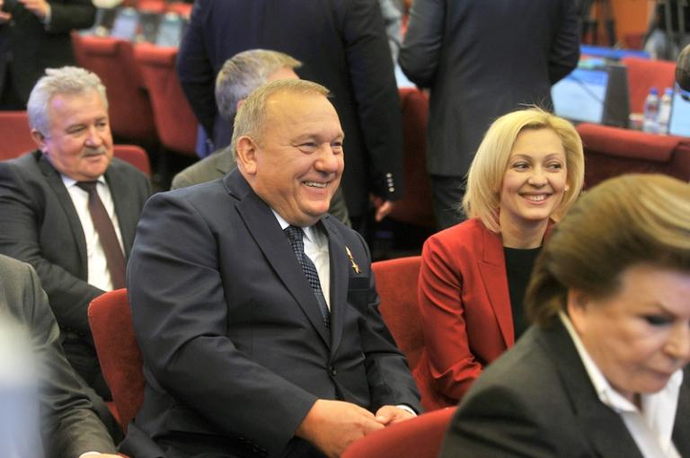 На фото: депутаты Государственной Думы РФ Владимир Шаманов (в центре) и Ольга Тимофеева на торжественном вручении депутатских удостоверений депутатам Государственной Думы РФ седьмого созыва в Центральной избирательной комиссии, 2016 год.