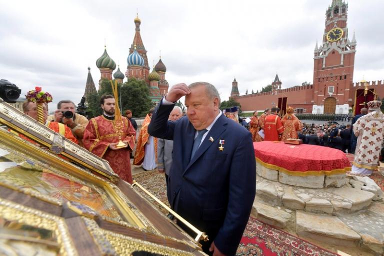 На фото: председатель Комитета Государственной Думы по обороне генерал-полковник Владимир Шаманов у иконы пророка Илии во время празднования Дня Воздушно-десантных войск, 2019 год.