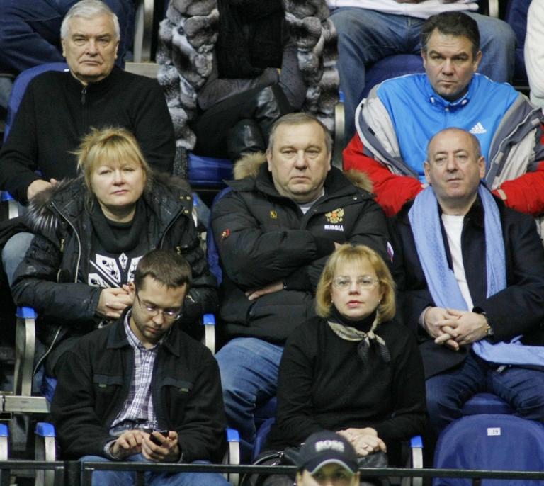 На фото: командующий ВДВ РФ генерал-лейтенант Владимир Шаманов (в центре на втором плане) с супругой Людмилой (слева) во время матча 1/8 финала Кубка Дэвиса между сборными России и Индии, 2010 год.