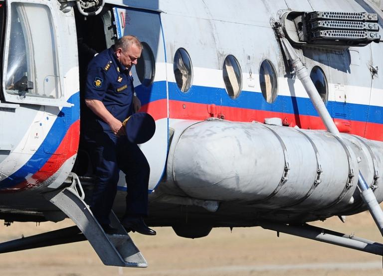 На фото: командующий ВДВ РФ Владимир Шаманов (слева) перед открытием соревнований "Десантный взвод" в рамках Армейских международных игр-2015 на полигоне "Дубровичи", 2015 год.