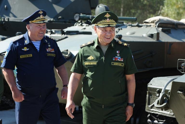 На фото: командующий Воздушно-десантными войсками России Владимир Шаманов и министр обороны РФ Сергей Шойгу (слева направо) во время индивидуальных гонок на БМД на этапе "Эстафета" конкурса "Десантный взвод" на полигоне ВДВ "Дубрович" в рамках Армейских международных игр, 2015 год.