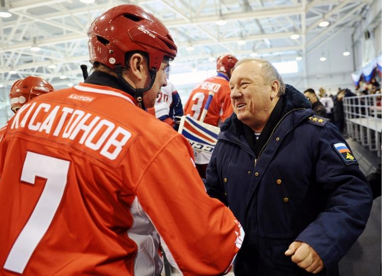 На фото: генеральный директор спортивно-развлекательного городского квартала "Парк легенд", двукратный олимпийский чемпион Алексей Касатонов и командующий ВДВ генерал-полковник Владимир Шаманов (слева направо) после товарищеского хоккейного матча между командами "ВДВ" и "Легенды хоккея СССР" в Ледовом дворце спорта "Десант", 2016 год.