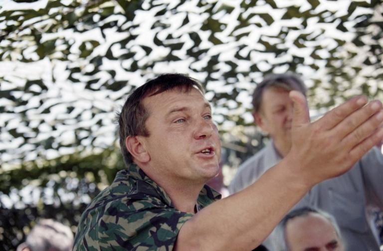 На фото: командующий подразделениями Министерства обороны России в Чечне, генерал Владимир Шаманов во время встречи с жителями Шали по вопросам недопустимости кровопролития, 1996 год.