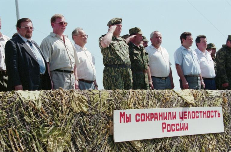 245-й мотострелковый полк покидает Чечню и возвращается в места постоянной дислокации в Нижегородской области. На фото: члены Госкомиссии по урегулированию в Чечне (слева направо) Владимир Зорин, Сергей Степашин, Вячеслав Михайлов, Вячеслав Тихомиров, Владимир Шаманов и Николай Кошман на митинге перед отправкой, 1996 год.