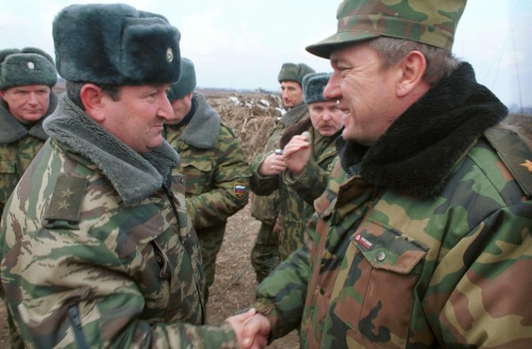 На фото: встреча заместителя командующего объединенной группировкой войск в Северо-Кавказском регионе генерал-лейтенанта Геннадия Трошева (слева) и командующего западным направлением генерал-майором Владимиром Шамановым. Подразделения Объединенной группировки войск продолжают вести бои за освобождение Грозного, а также наносить ракетно-бомбовые удары по местам скопления боевиков в горной части республики, 2000 год.