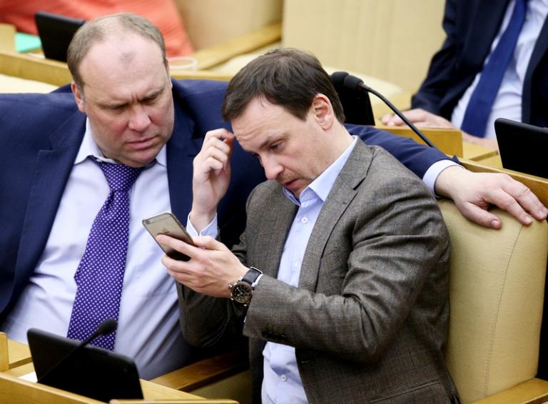 На фото: член комитета Госдумы РФ по транспорту Андрей Колесник и заместитель председателя комитета Госдумы РФ по жилищной политике и жилищно-коммунальному хозяйству Александр Сидякин (слева направо) на пленарном заседании Государственной Думы РФ, 2015 год.