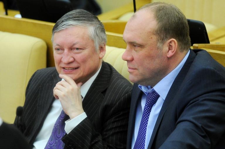 На фото: первый заместитель председателя комитета ГД по экономической политике, инновационному развитию и предпринимательству Анатолий Карпов и член комитета ГД по транспорту Андрей Колесник (слева направо) на пленарном заседании Государственной Думы, 2013 год.