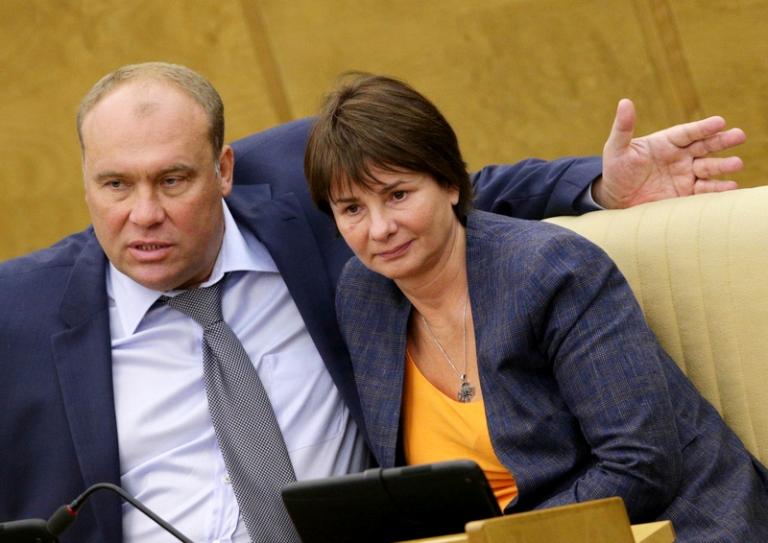 На фото: член комитета Госдумы РФ по транспорту Андрей Колесник и председатель комитета ГД по финансовому рынку Наталья Бурыкина на пленарном заседании Государственной Думы РФ, 2014 год.