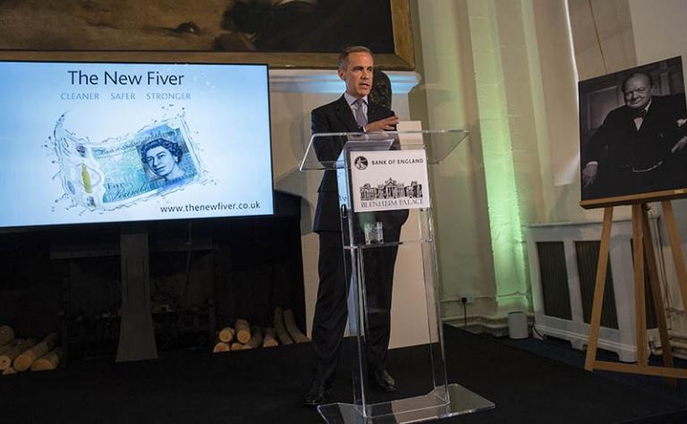 На фото: глава Банка Англии Марк Карни на пресс-конференции, 2016