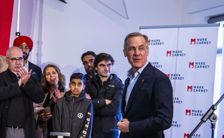 На фото: бывший глава Банка Канады Марк Карни обращается к сторонникам и средствам массовой информации, объявляя о своей кандидатуре на пост лидера Либеральной партии Канады и премьер-министра, 2025
