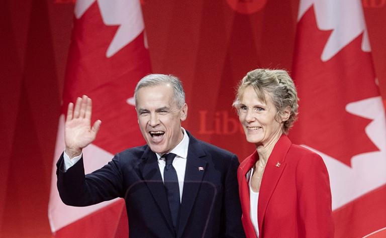 На фото: лидер либеральной партии Марк Карни и его жена Диана Фокс Карни