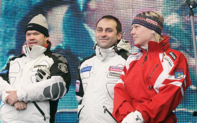 На фото: президент Федерации горнолыжного спорта и сноуборда Андрей Бокарев, президент спортивного клуба &laquo;Новая Лига&raquo; Дмитрий Свищев и горнолыжница, олимпийская чемпионка Светлана Гладышева на соревнованиях по горнолыжному спорту на Кубок Президента 2006 года.