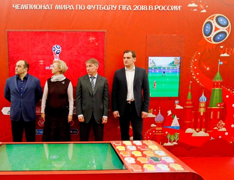 На фото: президент Федерации керлинга России (ФКР) Дмитрий Свищев, заместитель министра спорта РФ Наталья Паршикова, генеральный директор оргкомитета "Россия-2018" Алексей Сорокин и российский футболист Дмитрий Булыкин (слева направо) на открытии выставки, посвященной подготовке и проведению чемпионата мира по футболу FIFA 2018 года, в Государственной думе РФ.