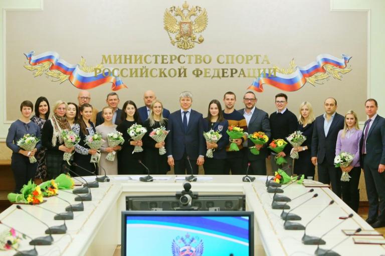 На фото: президент Федерации керлинга РФ Дмитрий Свищев (третий справа) во время совместного фотографирования после церемонии награждения благодарственными письмами министром спорта РФ Павлом Колобковым., 2016 год.