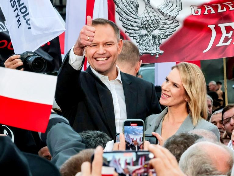 На фото: кандидат в президенты Кароль Навроцкий, поддерживаемый правой партией «Право и справедливость», и его жена Марта на предвыборном митинге перед вторым туром выборов. Первый тур не определил, кто станет президентом страны, поскольку ни один кандидат не набрал 50% голосов. Два победивших кандидата — Рафал Тшасковский и Кароль Навроцкий — прошли во второй тур.