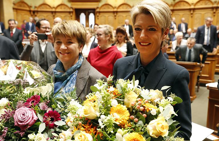 На фото: новоизбранные члены Федерального совета Швейцарии Карин Келлер-Саттер (справа) и Виола Амхерд позируют для фотографий после своего избрания в Федеральном парламенте в Берн