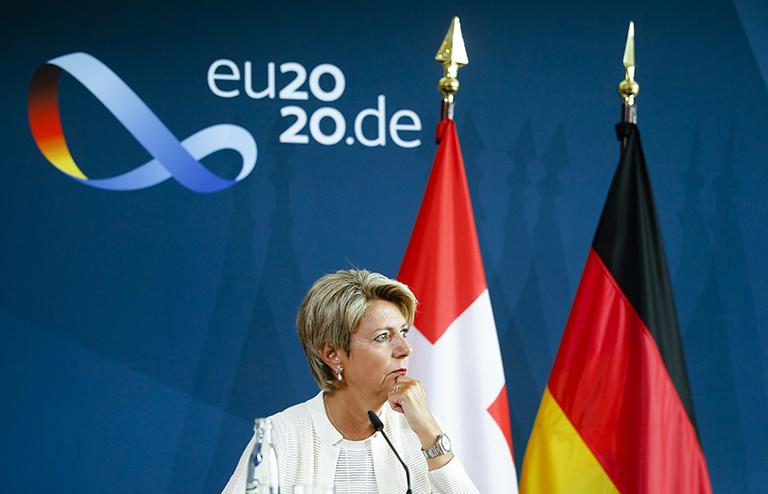 На фото: министр юстиции Швейцарии Карин Келлер-Саттер информируют СМИ после встречи в Министерстве внутренних дел, 2020