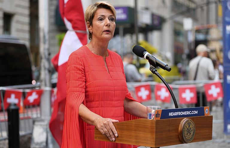 На фото: Карин Келлер-Саттер выступает во время церемонии поднятия флага Швейцарии по случаю Национального дня