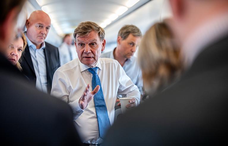 На фото: министр иностранных дел Йоханн Вадефул (ХДС) беседует