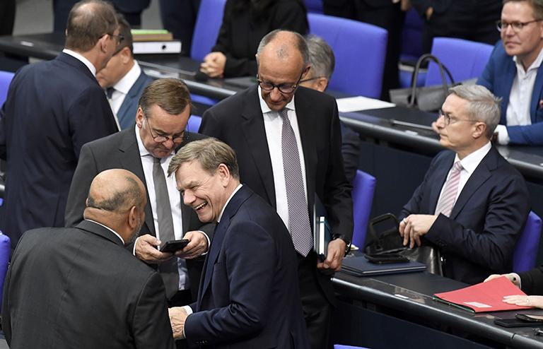 На фото: Борис Писториус, Иоганн Вадефул и Фридрих Мерц на 12-м заседании 21-го Бундестага Германии