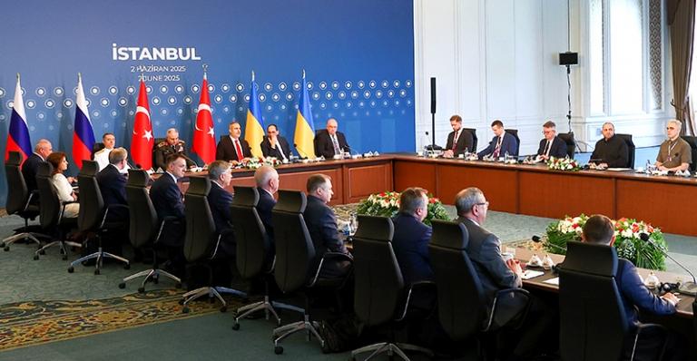 На фото: во время российско-украинских переговоров во дворце Чираган, Стамбул, Турция, 2025 год.