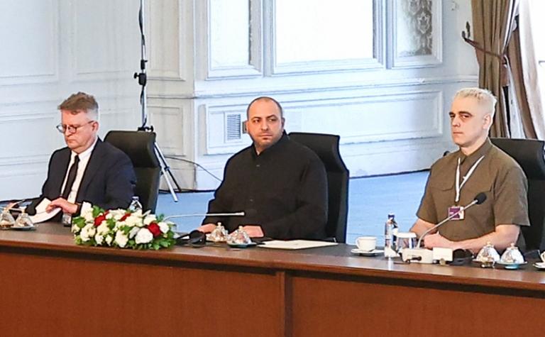 На фото (слева направо): ервый заместитель главы МИД Украины Сергей Кислица, министр обороны Украины Рустем Умеров и заместитель главы СБУ Александр Поклад (слева направо) во время российско-украинских переговоров во дворце Чираган, Стамбул, Турция, 2025 год.