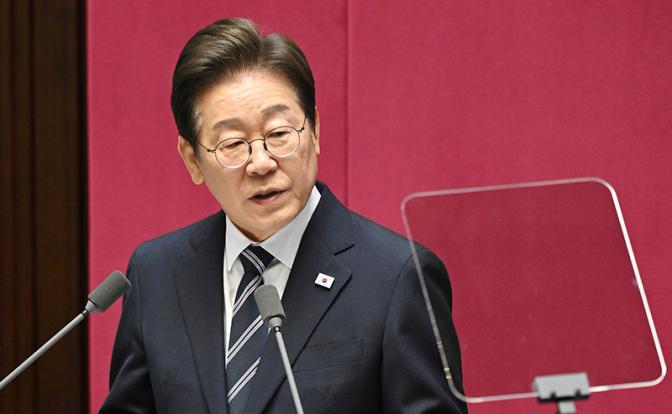 На фото: Ли Чжэ Мен.