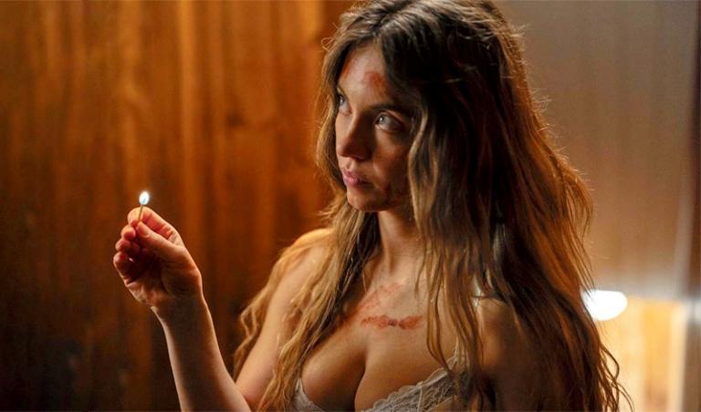 На фото: кадр из фильма «Горничная» (The Housemaid) — психологическом триллере 2025 года, где Сидни Суини играет Милли, девушку с непростым прошлым, устроившуюся работать горничной в богатую семью Винчестеров (Аманда Сейфрид). Сюжет вращается вокруг опасных тайн особняка, психологических манипуляций и борьбы за выживание. Фильм стал успешным, собрав более $300 млн в мировом прокате.